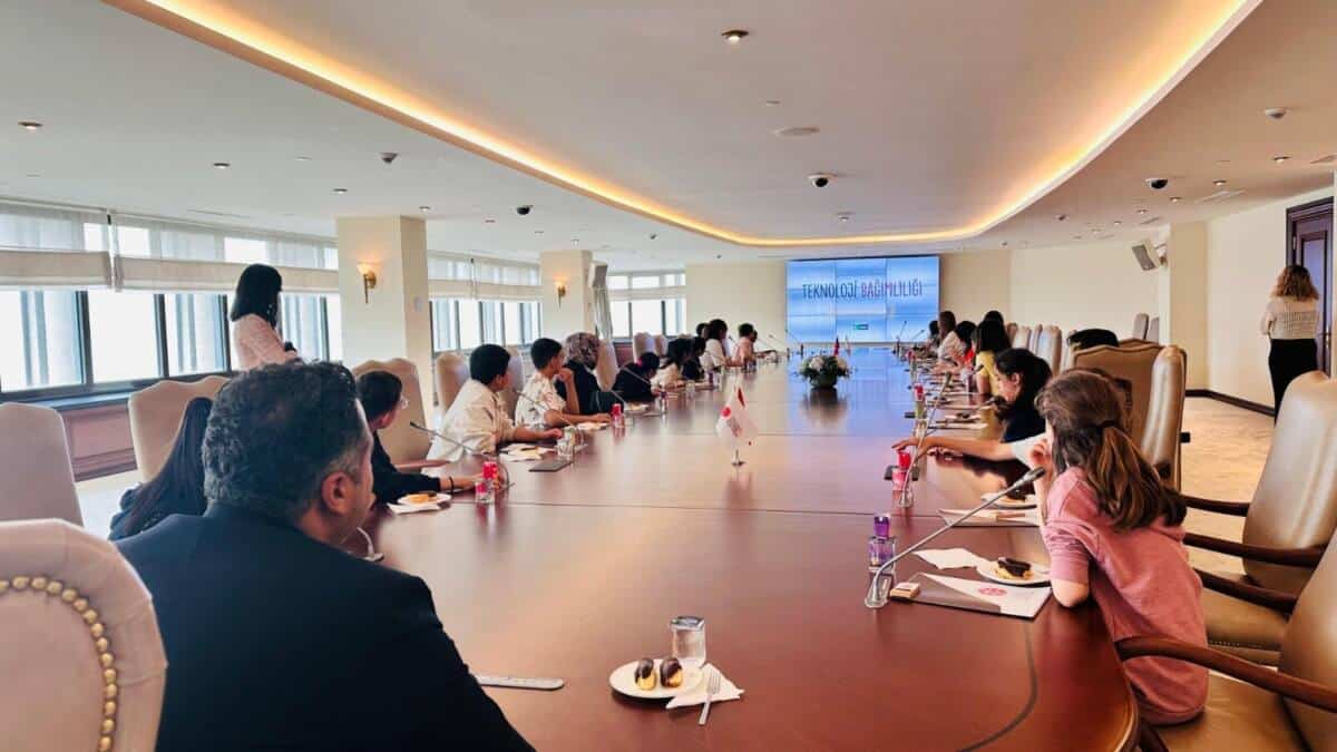 İzmir’de Çocuklara Dijital Farkındalık Eğitimi: 23 Nisan Etkinliklerinde Yeni Nesil Teknolojiler Tanıtıldı