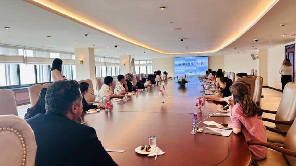 İzmir’de Çocuklara Dijital Farkındalık Eğitimi: 23 Nisan Etkinliklerinde Yeni Nesil Teknolojiler Tanıtıldı